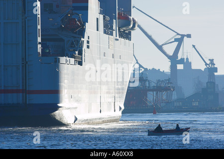 Stena Line e di una piccola imbarcazione. Il porto di Göteborg. Svezia Foto Stock