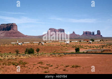 Aeroplani a Monument Valley aeroporto con il rosso arancione le sabbie del deserto dell'Arizona e formazioni rocciose in background. Foto Stock