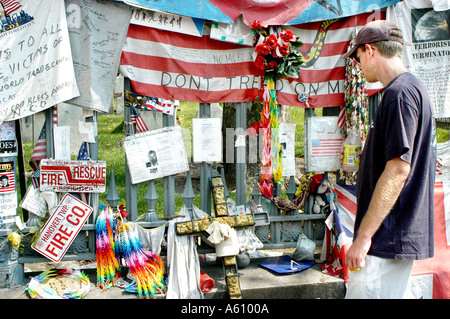 NEW YORK, NY, USA, Young Man Visiting 9 /11 Disaster 'Memorial Site' Foto Stock