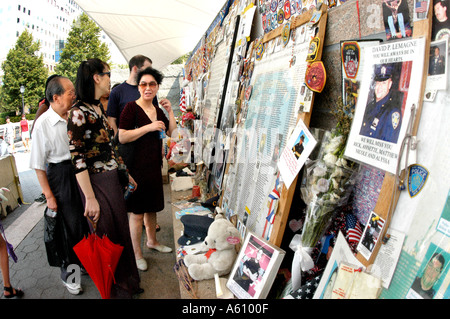 New YORK, NY, USA, I Turisti Che Visitano il sito commemorativo per Le Vittime di attacco dell'11 settembre al 'World Trade Center' Bldgs vicino A Ground Zero, 9/11 Foto Stock