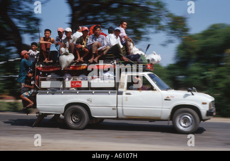 Sovraffollato vecchio pickup sulla strada, Birmania, Bago Foto Stock