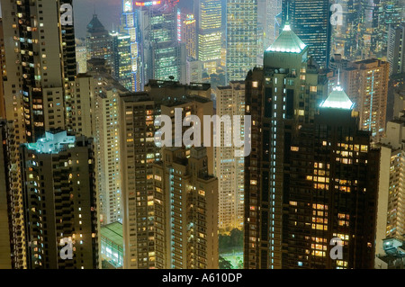 Isola di Hong Kong dal Victoria Peak su alloggio in centro città e grattacieli di uffici, metà livelli e il distretto centrale Foto Stock