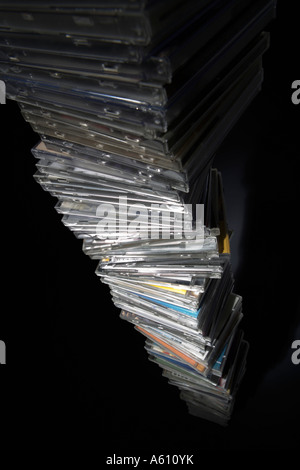 Guardando verso il basso in corrispondenza di una molto alta pila di custodia di cd sulla parte superiore di ciascuna su uno dei tre immagini questo uno ha uno sfondo nero Foto Stock