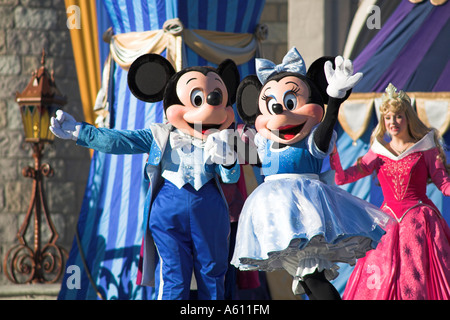 Topolino e Minnie Mouse sul palco, il Magic Kingdom, Orlando, Florida, Stati Uniti d'America Foto Stock