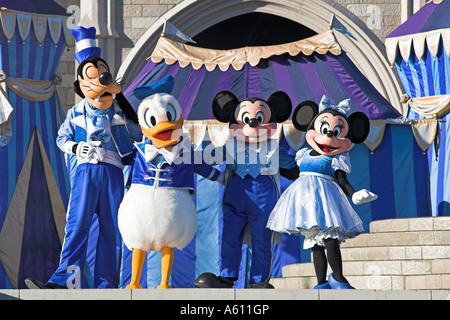 Topolino e Minnie Mouse sul palco con Pippo e Donald Duck, Magic Kingdom, Orlando, Florida, Stati Uniti d'America Foto Stock