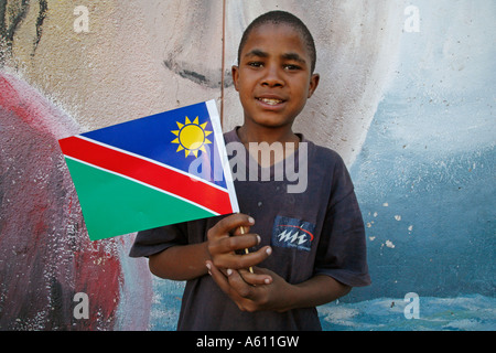 Painet JJ1763 namibia bambino kid holding bandiera nazionale bernard nordkamp centro giovanile nero katatura township windhoek dating Foto Stock