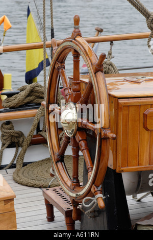 Altamente lucidato ruota in legno di una nave a vela Foto Stock