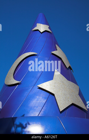 Modello di grandi dimensioni di blu cappello appuntito, Hollywood Boulevard, Disney MGM Studios, Orlando, Florida, Stati Uniti d'America Foto Stock