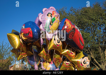 Palloncini colorati per la vendita, Hollywood Boulevard, Disney MGM Studios, Orlando, Florida, Stati Uniti d'America Foto Stock