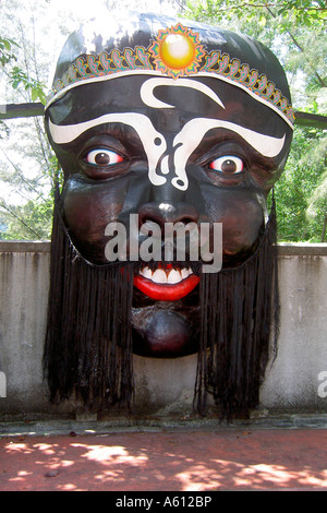 Asia, Singapore, Tiger Balm Gardens, colorati dipinti eccentrico visualizza, enormi maschere viso Foto Stock