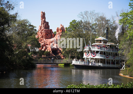 Big Thunder Mountain Railroad ride, Liberty Belle Battello a vapore, il Regno Magico di Disney World, a Orlando, Florida, Stati Uniti d'America Foto Stock