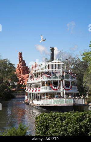 Big Thunder Mountain Railroad ride, Liberty Belle Battello a vapore, il Regno Magico di Disney World, a Orlando, Florida, Stati Uniti d'America Foto Stock