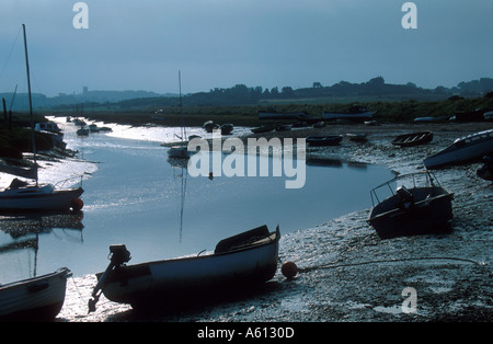 Barche ormeggiate a marea di declino all'alba morston norfolk East Anglia England Regno Unito Foto Stock