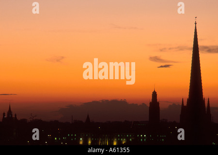 Guglia della cattedrale e il municipio al tramonto sulla skyline Norwich Norfolk East Anglia England Regno Unito Foto Stock