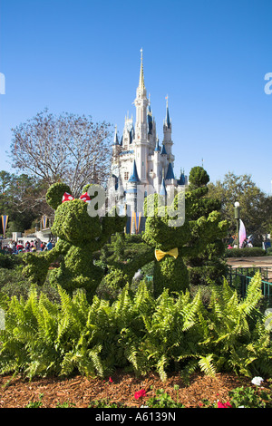 Il Castello di Cenerentola, Topolino e Minnie Mouse, topiaria da Magic Kingdom, Disney World, a Orlando, Florida, Stati Uniti d'America Foto Stock