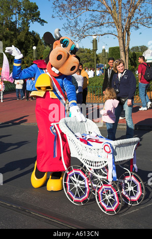 Clarabella, Main Street e per il divertimento di tutta la famiglia parata del giorno, il Regno Magico di Disney World, a Orlando, Florida, Stati Uniti d'America Foto Stock