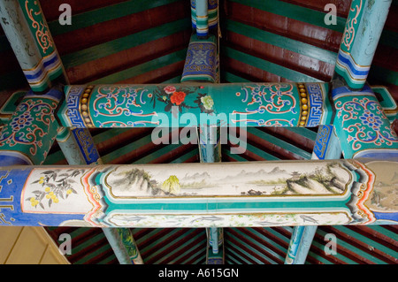 La città di Yantai Cina. Tempio della celeste regina anche noto come Fujian Guildhall. Dipinto di travi del tetto nel tempio complesso museale Foto Stock