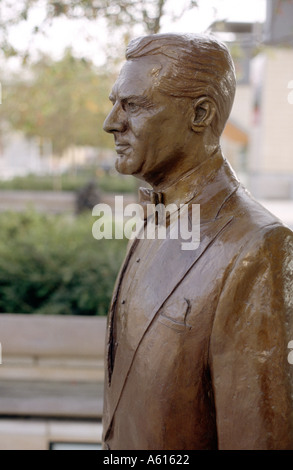 Statua dell'attore cinematografico di Hollywood Cary Grant in Millennium Square, Bristol Foto Stock