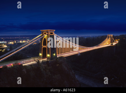 Il ponte sospeso di Clifton Bristol di notte guardando a sud-ovest da Clifton verso Somerset Foto Stock