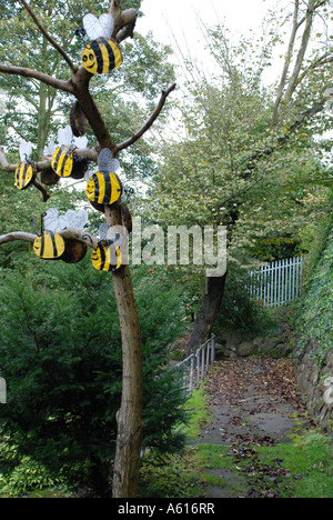 Le api sul sentiero di avventura, Belper giardini del Fiume Foto Stock