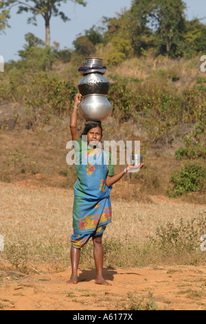 Gadaba donna tribale che trasportano pentole sul suo capo .Orissa India Foto Stock