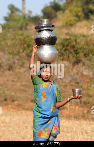 Gadaba donna tribale che trasportano pentole sul suo capo .Orissa India Foto Stock