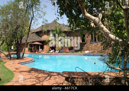 Spettacolare area piscina nel designer Nilaya Hermitage boutique hotel in Goa in India Foto Stock