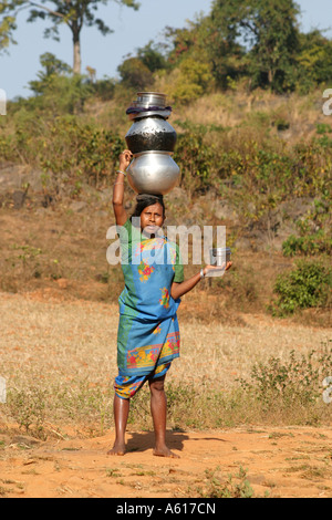 Gadaba donna tribale che trasportano pentole sul suo capo .Orissa India Foto Stock