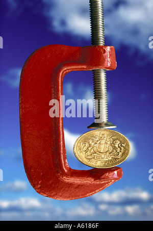 Sterlina britannica spremuto in pinza di bloccaggio Foto Stock