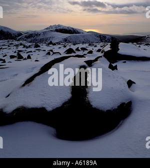 Glyder Fawr visto da Glyder Fach in inverno, al di sopra della valle Ogwen, Parco Nazionale di Snowdonia, Gwynedd, Galles del Nord, Regno Unito. Foto Stock