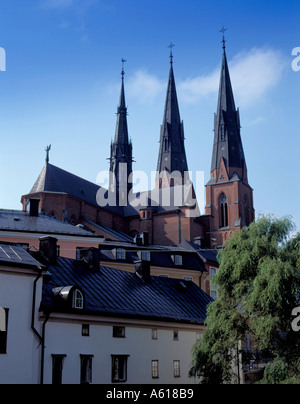 Le guglie di St Erik Domkyrkan (Uppsala Cattedrale), visto da Gamla Torget (vecchio mercato), Uppsala, Uppland, Svezia. Foto Stock