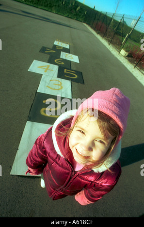 Un bambino gioca campana in un parco giochi per i bambini Foto Stock