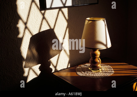 Forte ombra sul muro dal tardo pomeriggio la luce del sole attraverso vetrate a piombo Foto Stock