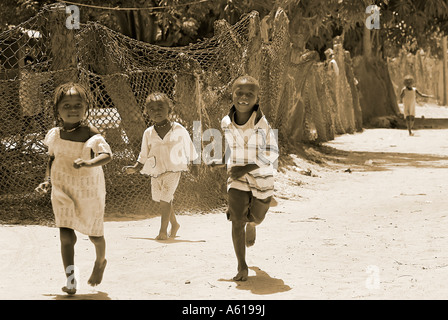 Bambini curiosi nel piccolo villaggio africano tanji, Gambia Foto Stock