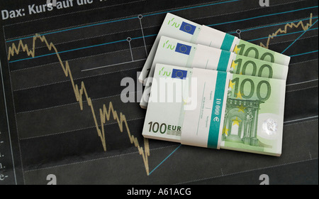 Le banconote in euro su un tratte condivide grafico Foto Stock