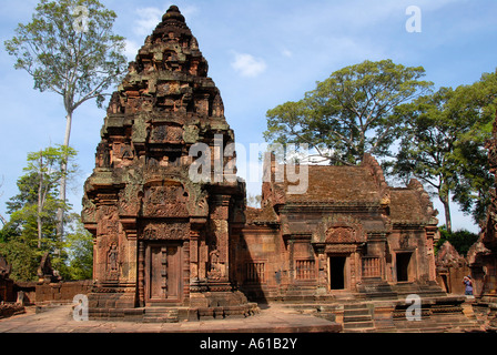 Ricca di decorazioni in rilievo tempio Banteay Srei Angkor Siem Reap Cambogia Foto Stock