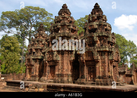 Ricca di decorazioni in rilievo tempio Banteay Srei Angkor Siem Reap Cambogia Foto Stock