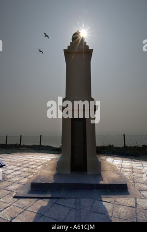 Il meridiano internazionale monumento di Peacehaven SUSSEX REGNO UNITO marcatura della linea del cambiamento di data internazionale sulla costa meridionale della Gran Bretagna. Foto Stock