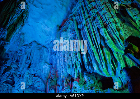 La Grotta del Flauto di Canna Guilin Guangxi Zhuang regione autonoma della Cina JMH2404 Foto Stock