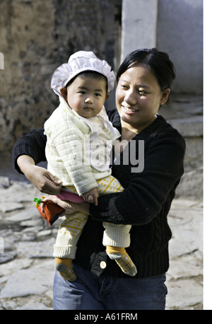 Cina Chuandixia giovane madre mantiene la sua bella bimba nel rurale antico villaggio di montagna di Chuandixia Foto Stock