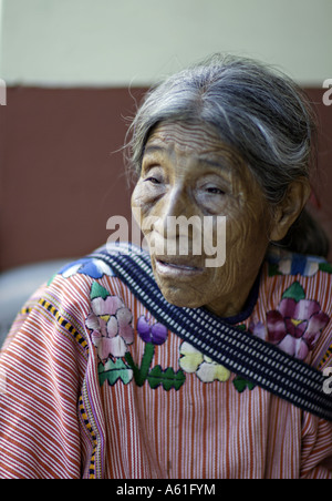 GUATEMALA ACAL un anziano maya Mam donna che indossa tradizionale huipil intrecciato Foto Stock