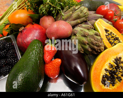 Vari tipi di frutta e un assortimento di frutta esotica e verdura sana dieta alimentare Foto Stock