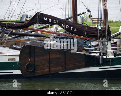 Storico olandese fondo piatto boat offerto in vendita nel centro storico porto fluviale di Woudrichem Noord Brabant Paesi Bassi Foto Stock