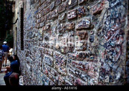 Verona messaggi d amore scritti sui muri dominato da Giulietta balcone s Foto Stock