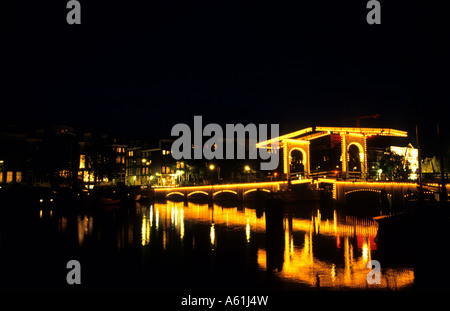 Famoso Skinny ponte sui canali di Amsterdam Holland di notte tempo di esposizione Foto Stock