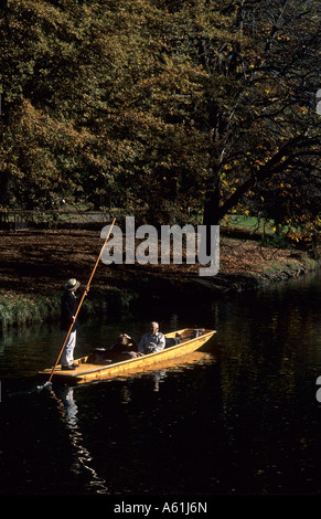 Bellissima scenic della nautica denominato punting sul romantico fiume Avon Christchurch in piccolo e quieto Downtown in Nuova Zelanda Foto Stock