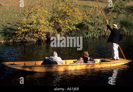 Bellissima scenic della nautica denominato punting sul romantico fiume Avon Christchurch in piccolo e quieto Downtown in Nuova Zelanda Foto Stock