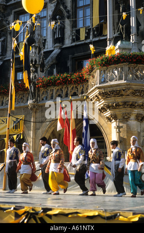 La vita in Germania in Baviera nella celebrazione dancing di Oktoberfest party con birra nella città vecchia di Monaco di Baviera Germania Foto Stock