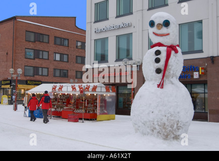 Pupazzo di neve in Lordi Square, Rovaniemi, Lapponia, Finlandia settentrionale, Europa, Arctic Foto Stock