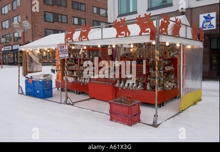 Negozio di souvenir stallo in Lordi Square Rovaniemi - Lapponia - Finlandia settentrionale - Europa - artico - Lapin Foto Stock
